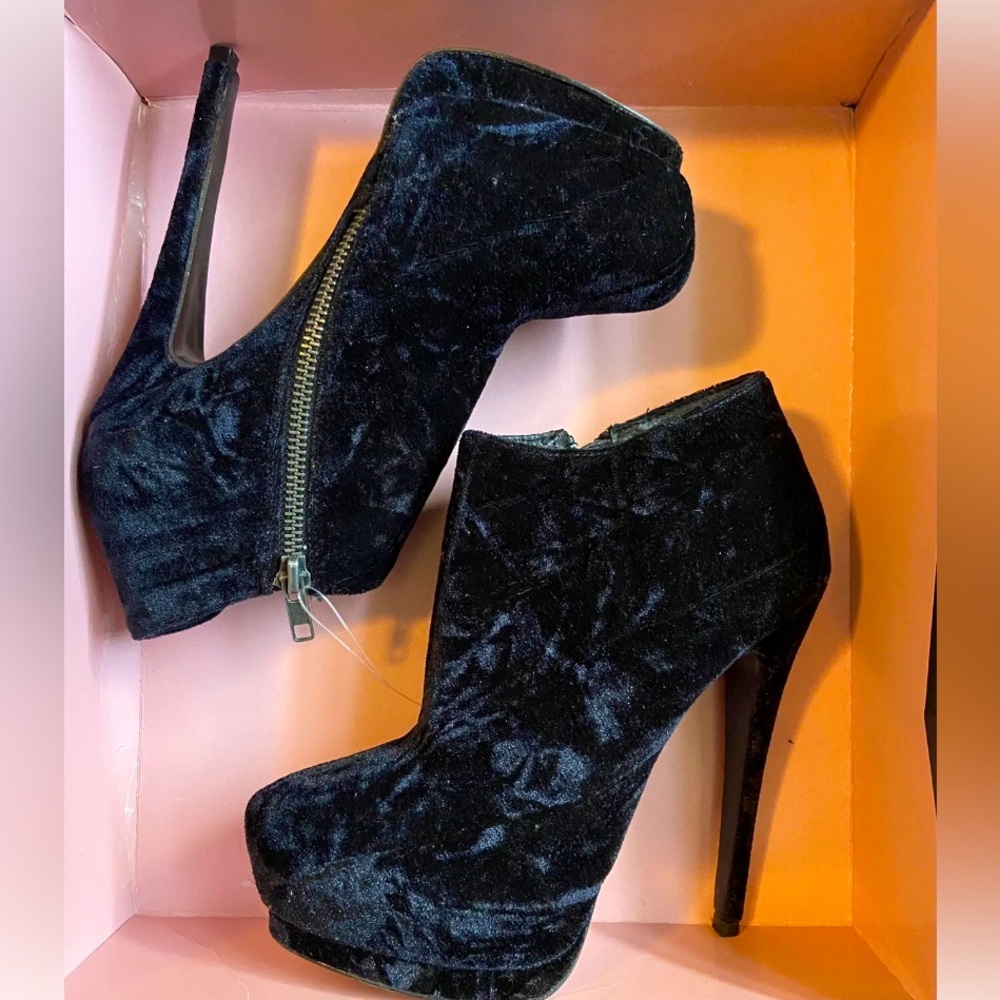Steve Madden Black Velvet Platform Booties, Size 6M-NIB